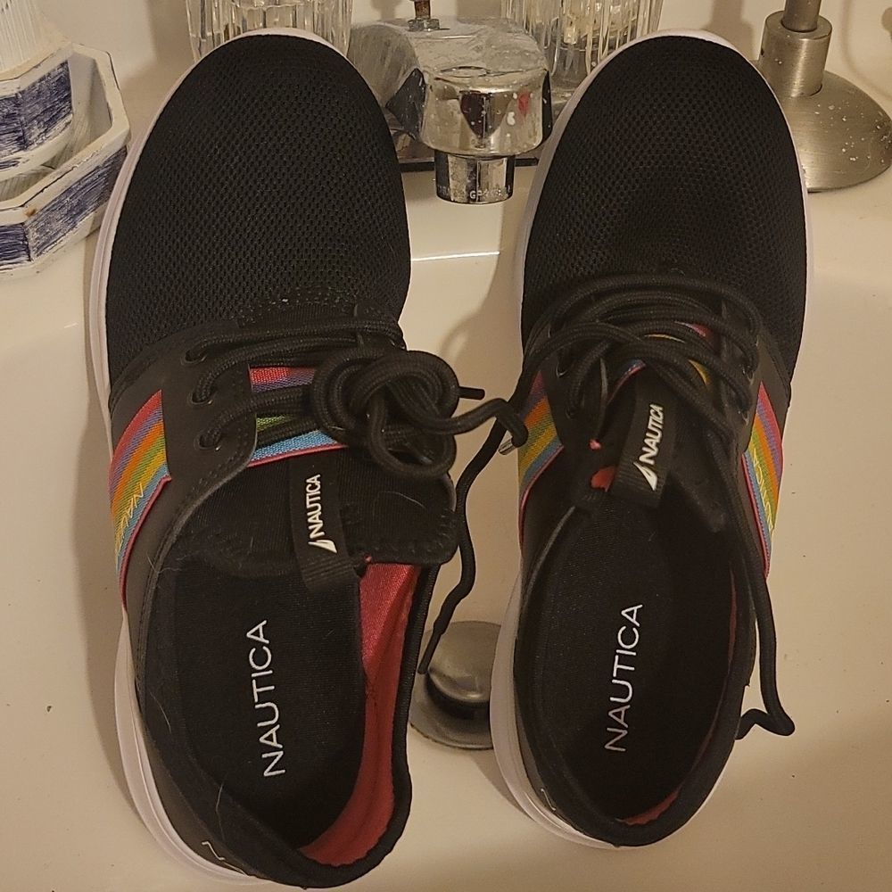Nwot, Nautical sz 4, girls 👧 ♥️, 🌈 striped black sneaker 👟, white outer soul